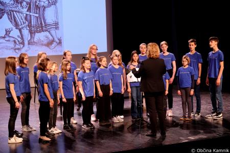 A me slišiš Pet čevljev merim, palcev pet (25)